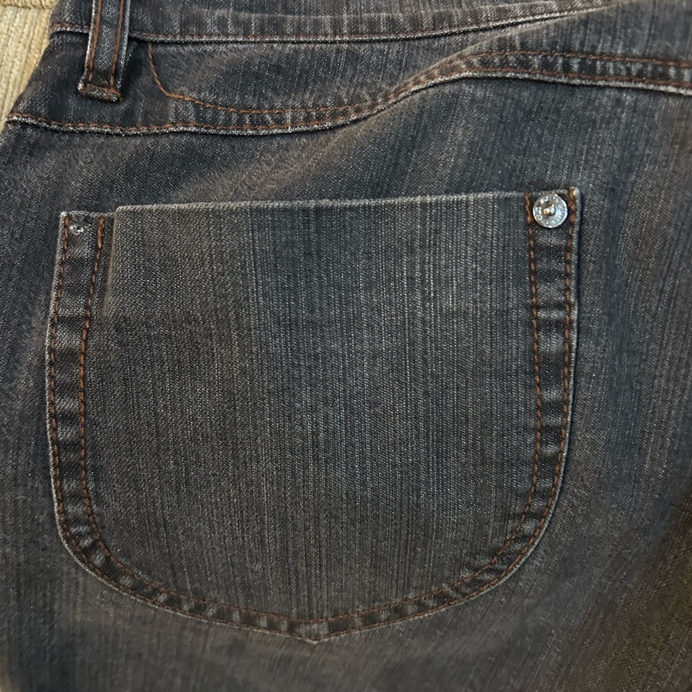 Women's straight leg jeans. - Picture 6 of 6
